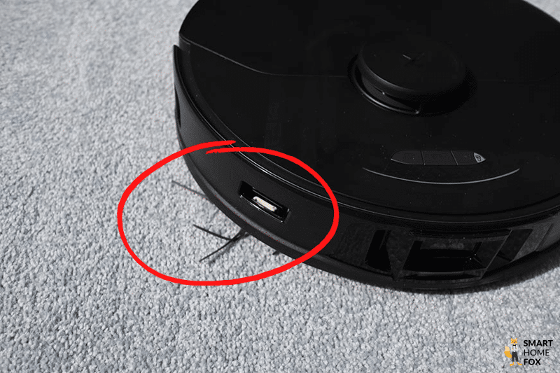 Прорезиненная боковая щетка Roborock S7 MaxV изгибается на ковре с высоким ворсом